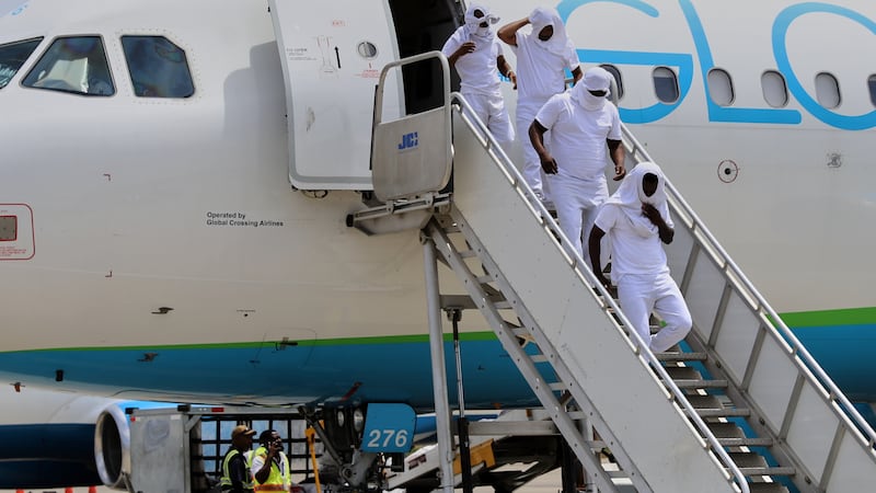 Haitianos deportados de Estados Unidos desembarcan el jueves 27 de agosto de 2026 en el...