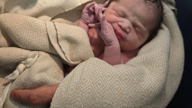 En esta imagen cortesía de Tina Fritz, Ashley Blair carga a su hija Brielle, quien nació el 24...