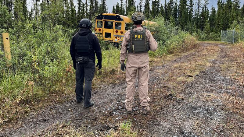 Agentes se acercan al autobús escolar tras un reporte de hallazgo de 50 libras de dinamita...