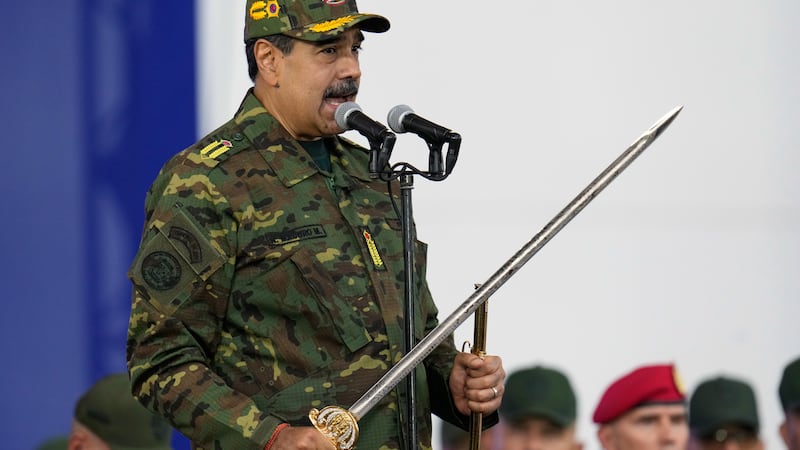 ARCHIVO - El presidente de Venezuela, Nicolás Maduro, sostiene una espada ceremonial que se...