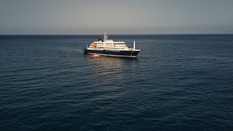 Una vista aérea del crucero MV Hondius fondeado en el Atlántico cerca de Cabo Verde, el martes...