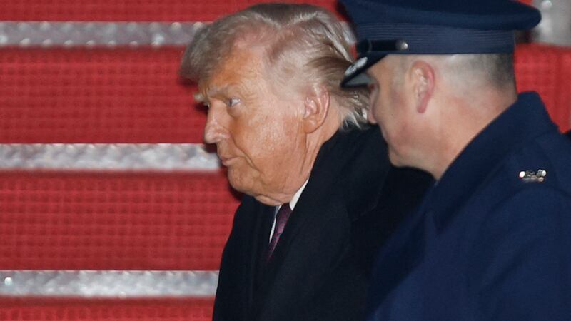 El presidente Donald Trump es recibido por el coronel de la Fuerza Aérea, Christopher M....