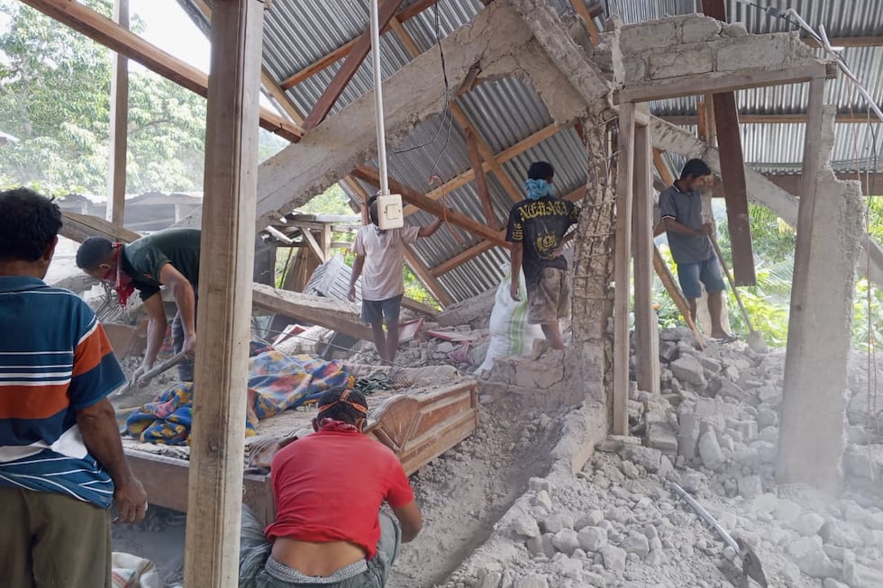 Varias personas retiran escombros de una casa destruida por un terremoto, el sábado 15 de...