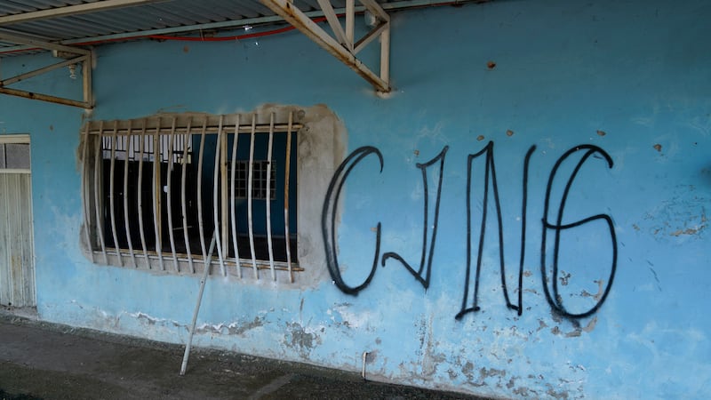 ARCHIVO - Las siglas "CJNG" del Cártel Jalisco Nueva Generación cubren la fachada de una casa...