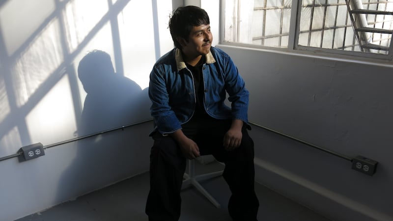 ARCHIVO - El cantautor mexicano Macario Martínez posa para una foto durante una entrevista...