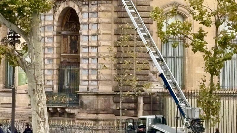 Una plataforma elevadora utilizada por ladrones se ve en el museo del Louvre, el domingo 19 de...