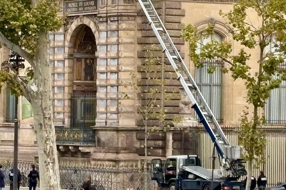 Una plataforma elevadora utilizada por ladrones se ve en el museo del Louvre, el domingo 19 de...