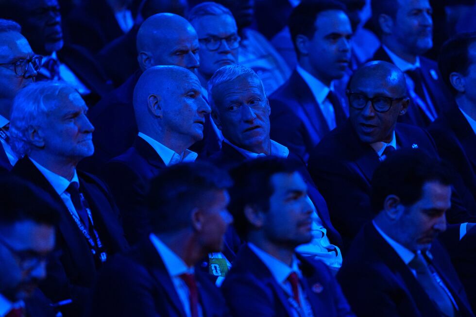 Didier Deschamps, centro, entrenador de la selección de Francia, asistió al Sorteo de la Copa...