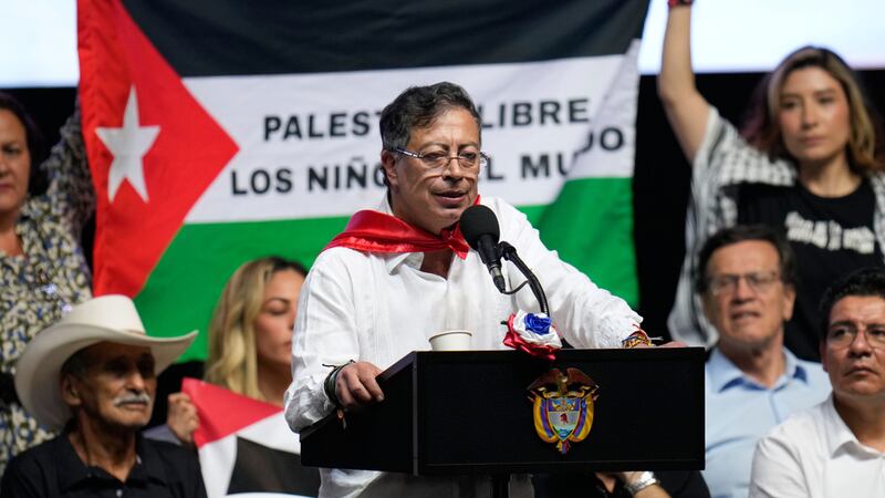 ARCHIVO - Partidarios del presidente colombiano Gustavo Petro sujetan una bandera palestina...