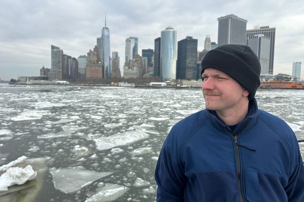 El marinero Frederick Steinberg, de la Guardia Costera, supervisa la ruptura del hielo desde...