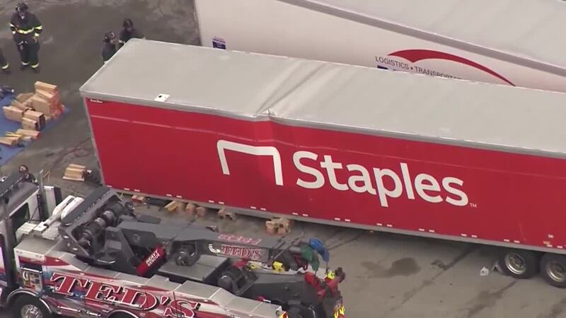 Imágenes aéreas muestran el remolque y a los bomberos en la escena.