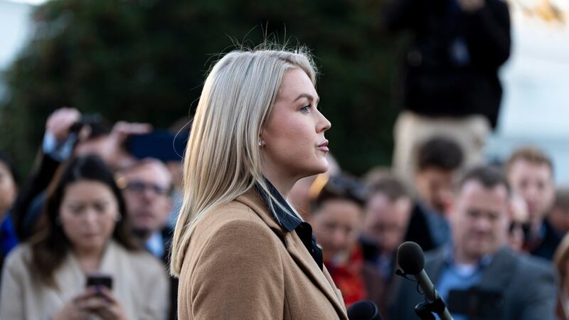 La secretaria de prensa de la Casa Blanca, Karoline Leavitt, habla con los periodistas en la...