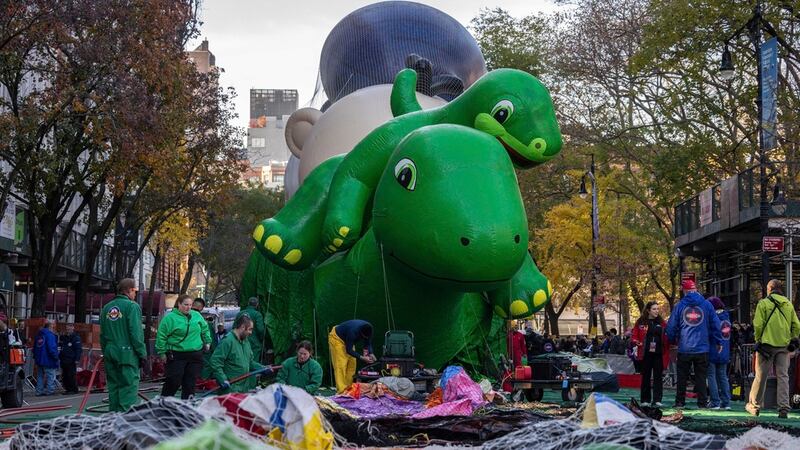 Un globo gigante de Sinclair's Dina se ve en preparación para el Desfile del Día de Acción de...