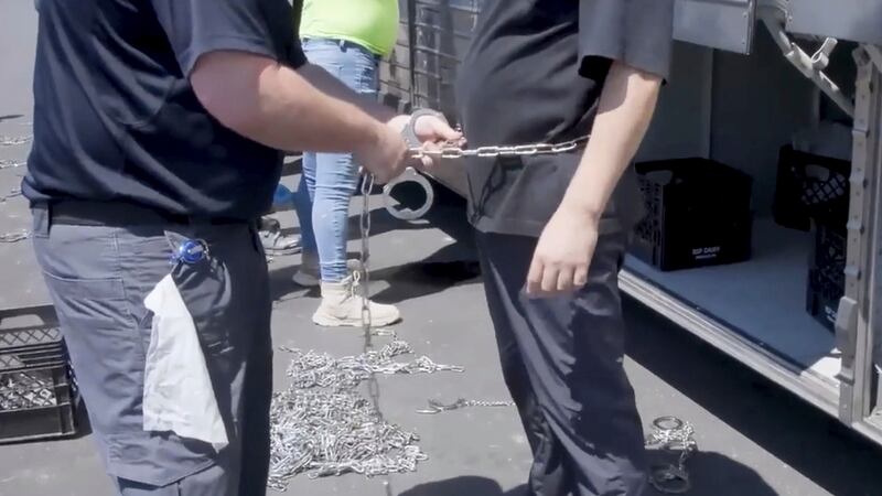 Foto tomada de video del Servicio de Inmigración y Control de Aduanas de Estados Unidos via...