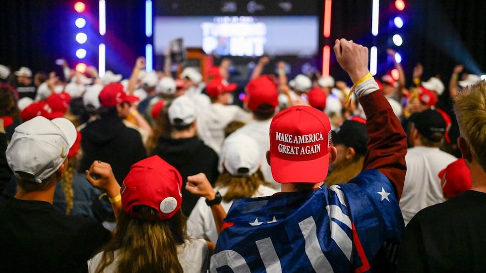 Personas vitorean en un mitin de Turning Point USA en el campus de la Universidad Estatal de...