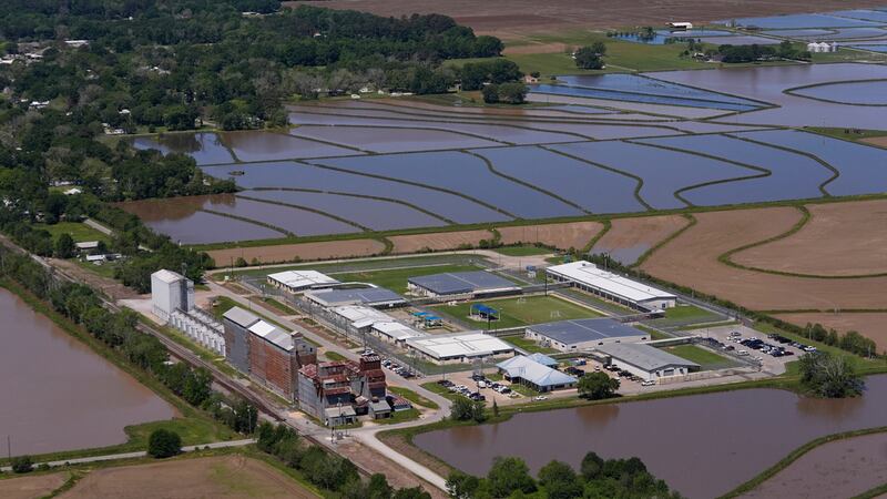 Esta imagen aérea del 8 de abril de 2025 muestra el centro de procesamiento del Servicio de...