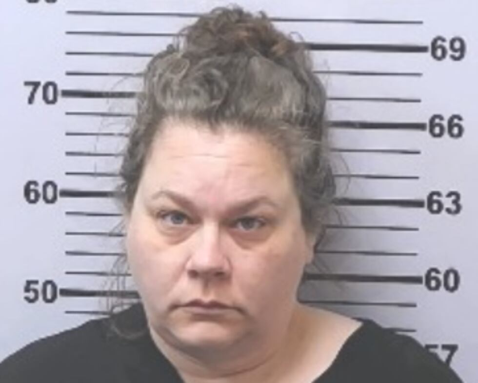 Madre acusada de asesinato y abuso infantil agravado por la muerte de su hijo.