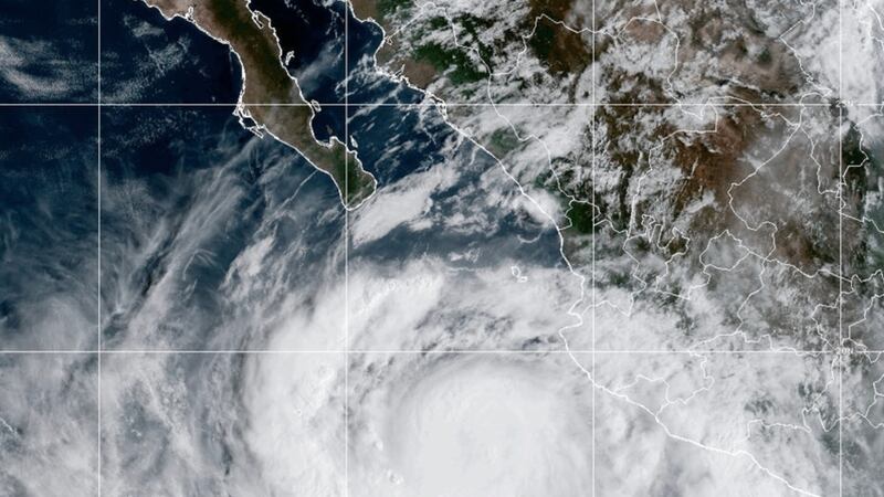 En esta imagen satelital de la Oficina Nacional de Administración Oceánica y Atmosférica de...