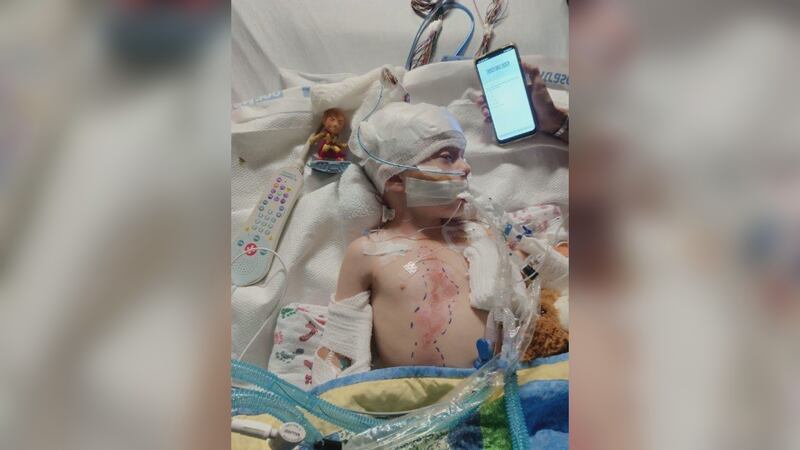 Grayson Boggs (6) en el hospital que no responde por la caída de un rayo.