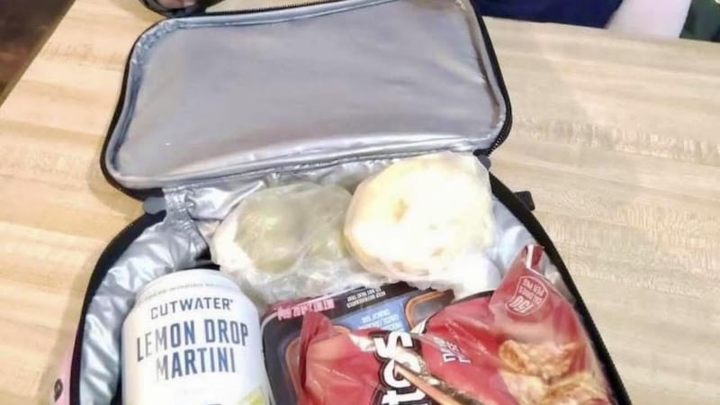 La policía de South Fulton publicó esta imagen de una lonchera de un niño con un martini.