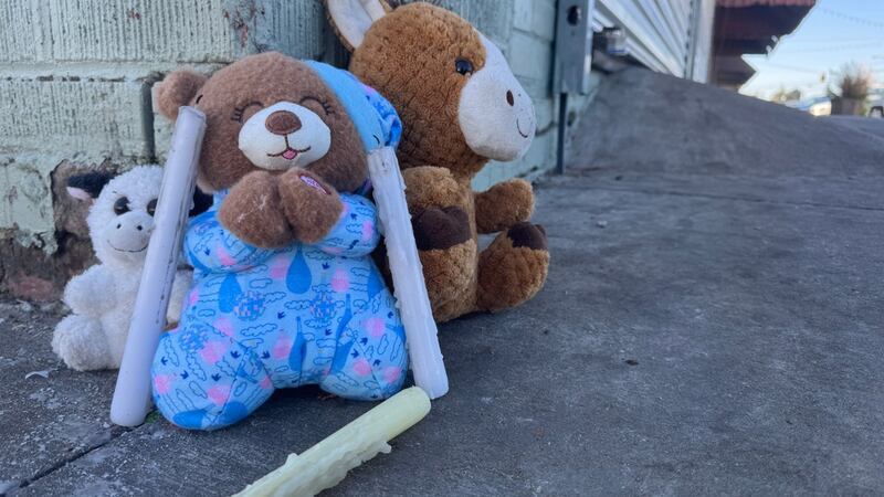 Un pequeño memorial cerca del lugar del tiroteo en Leland, Mississippi el 16 de octubre del...