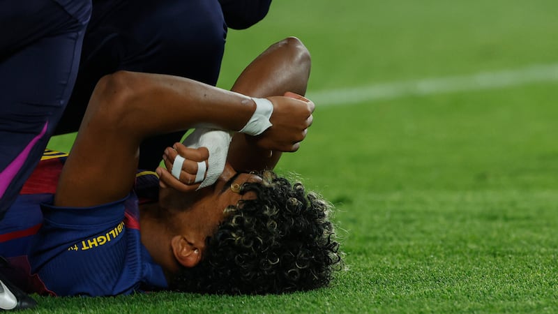 El delantero del Barcelona Lamine Yamal tras lesionarse en el partido contra Celta en la Liga...