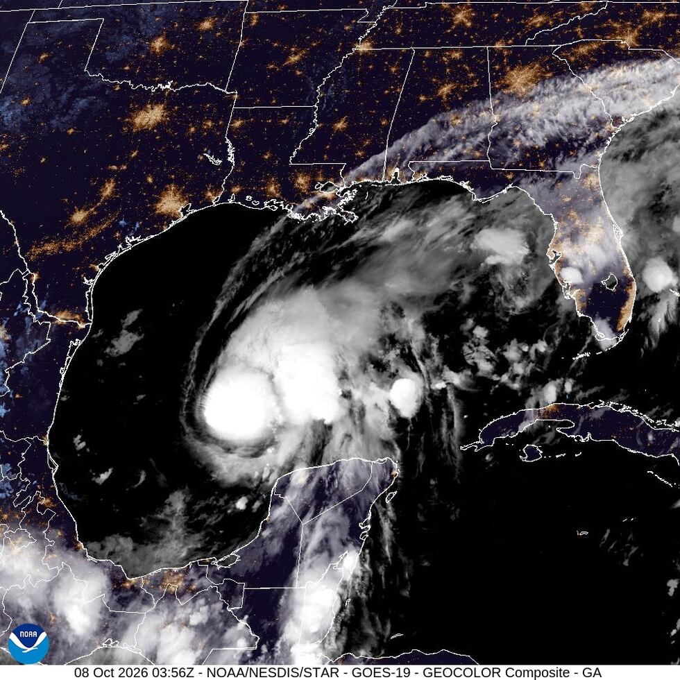 La tormenta tropical Isaías se fortalece y se convierte en huracán .