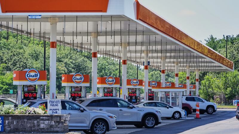 ARCHIVO - Autos cargan combustible en los surtidores de una estación de servicio Gulf Oil en...
