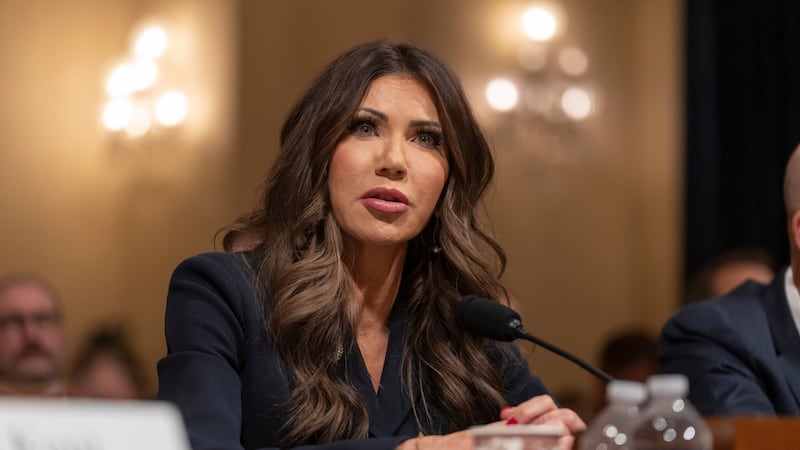 La secretaria de Seguridad Nacional, Kristi Noem, comparece ante la Comisión de Seguridad...