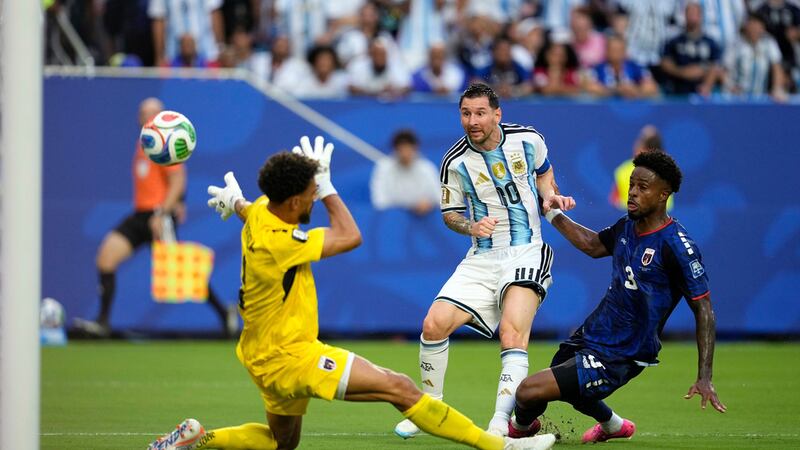 Lionel Messi marca un gol para Argentina en el partido contra Cabo Verde en los 16vos de final...