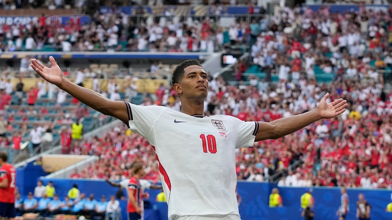 Jude Bellingham celebra tras anotar el segundo gol de Inglaterra en el partido contra Noruega...