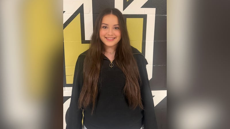 Mia Perez, estudiante de Hayden High school, recibe Sello de Bilingüismo.