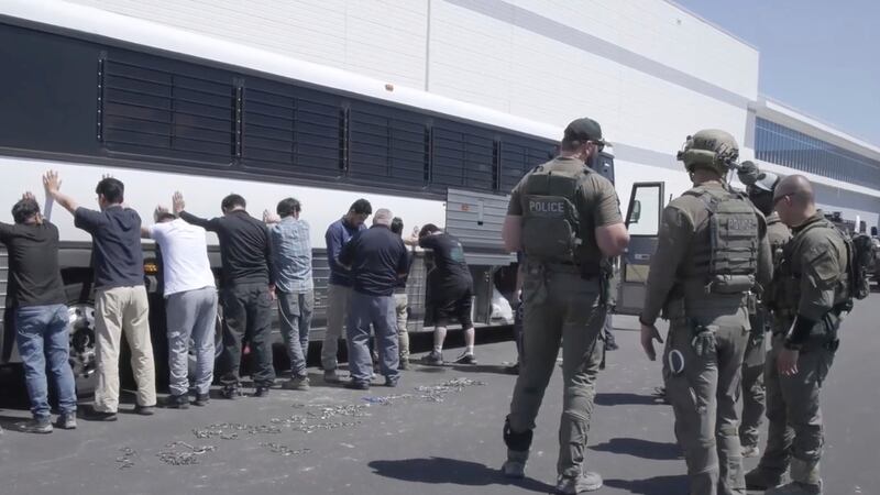 Imagen de video difundido por la agencia migratoria estadounidense ICE via DVIDS, que muestra...