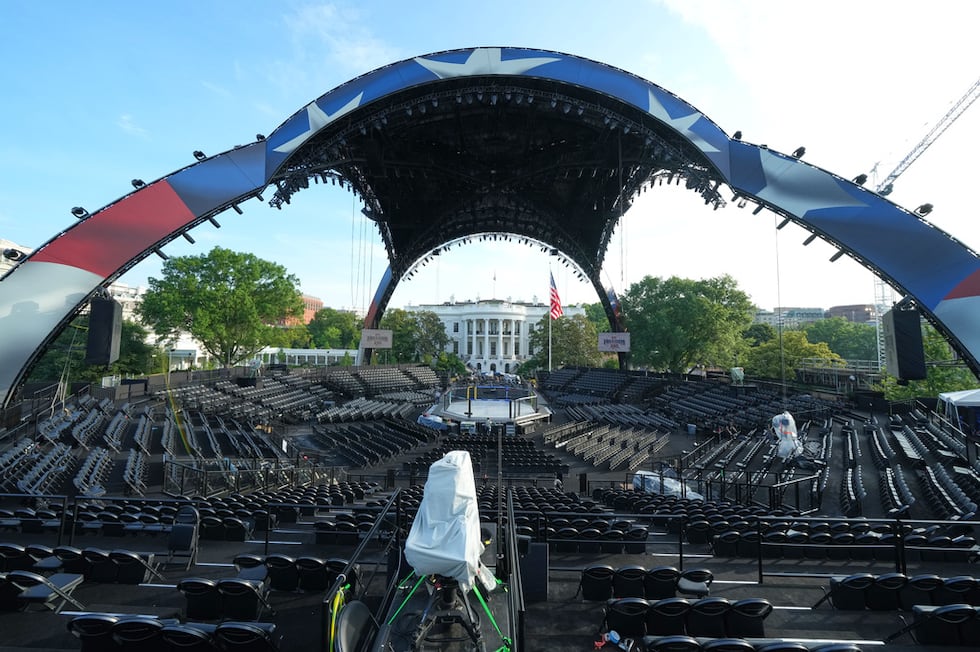 El recinto para los combates UFC Freedom 250 en el jardín sur de la Casa Blanca se ve el...