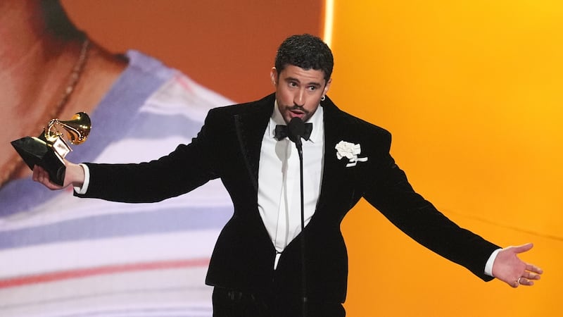 Bad Bunny acepta el premio al álbum del año por "Debí Tirar Más Fotos" durante la 68ª edición...