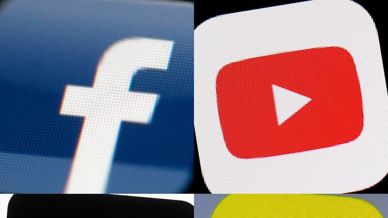 Los logos de Facebook, YouTube, TikTok y Snapchat en dispositivos móviles, en fotos tomadas...
