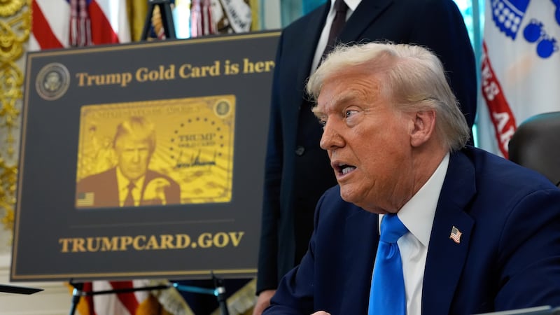 ARCHIVO – Un cartel que muestra la Tarjeta Dorada de Trump mientras el presidente...