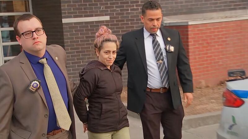 Sandra Navarro, de 48 años, está acusada de asesinato, manipulación de evidencia física y...