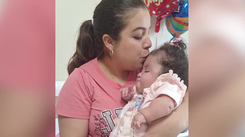 Tras casi cuatro meses detenida, ICE libera a doctora y madre de una bebé con una compleja...