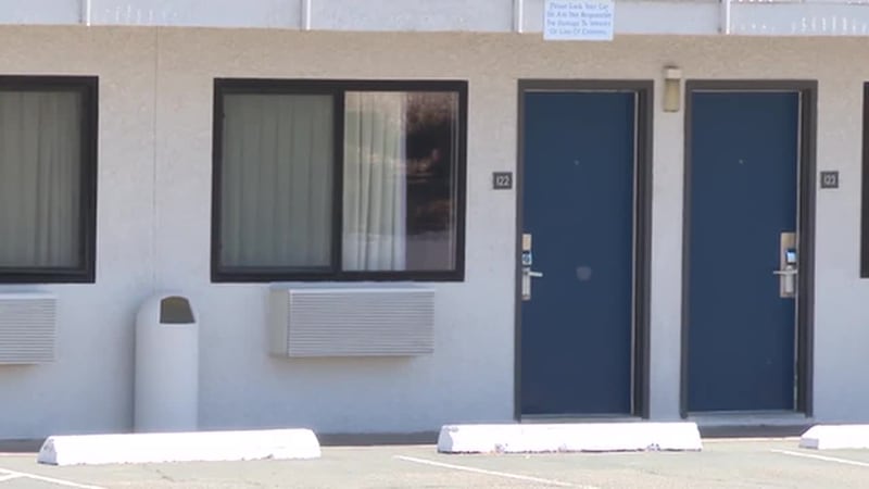 Detienen a varios migrantes en redada de agentes federales en un motel. También arrestaron al...