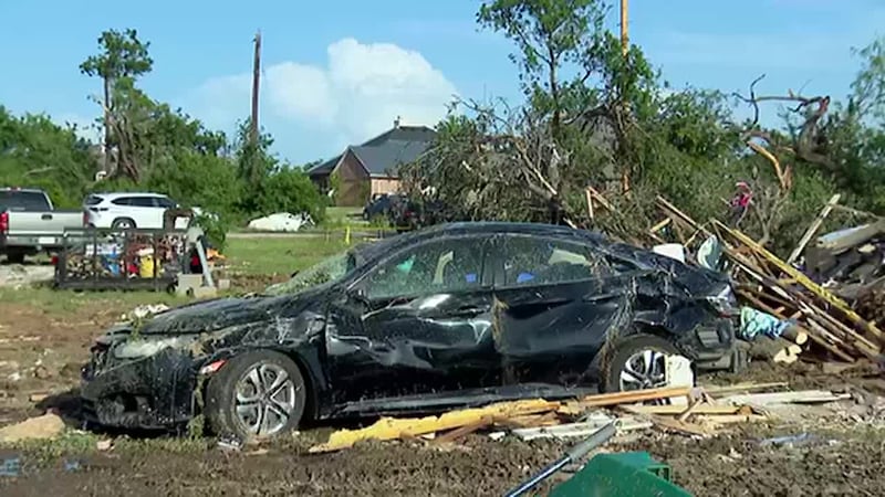 Hispano muere luego de que tornado arrasara con su casa móvil. Entre lágrimas, vecinos vuelven...