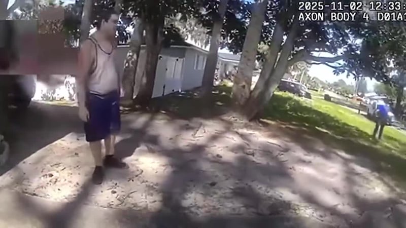 VIDEO: Hispano intenta apuñalar a su padre, suelta el cuchillo y policías lo detienen y acusan...